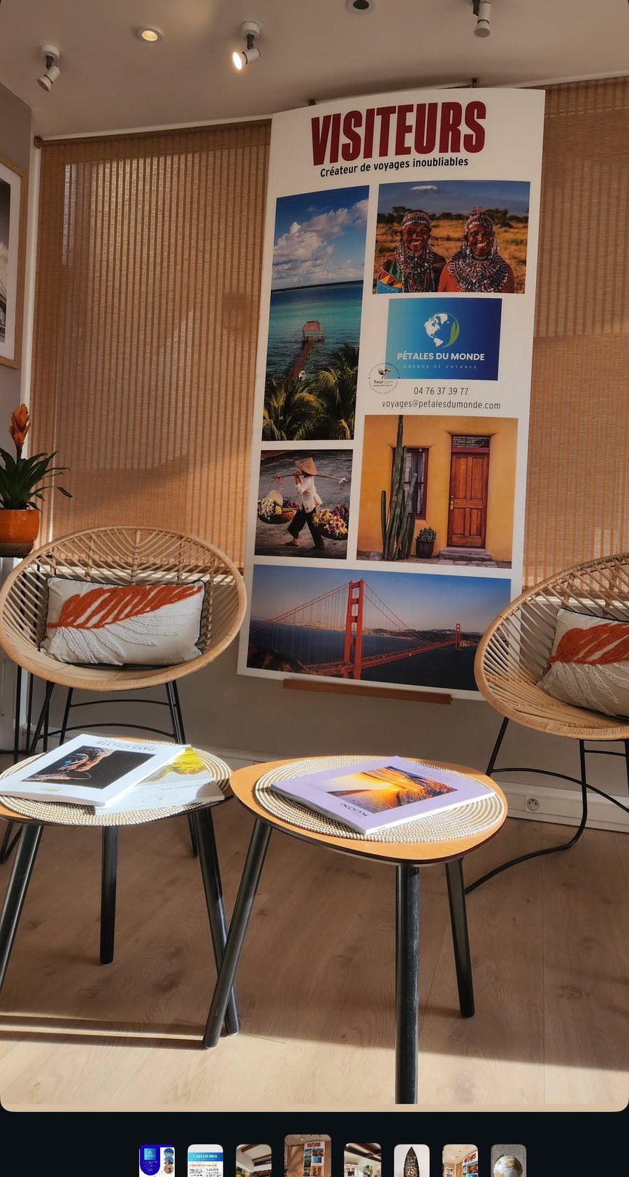 Un conseiller de l'agence Pétales du Monde prépare un voyage